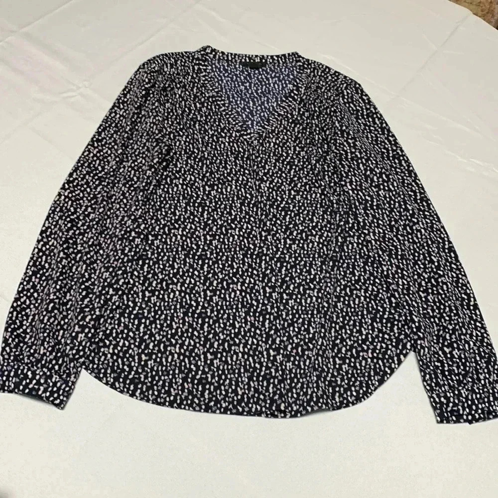 Ann Taylor Women’s Blouse, Size M.